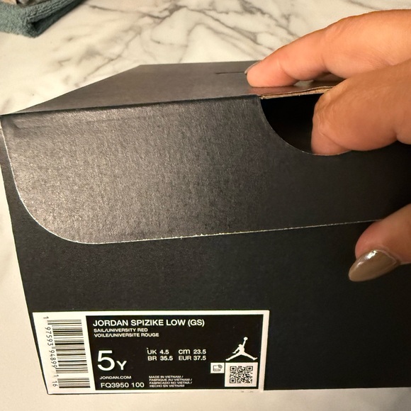 Jordan Spizike Low (GS) size 5Y. - Picture 4 of 9